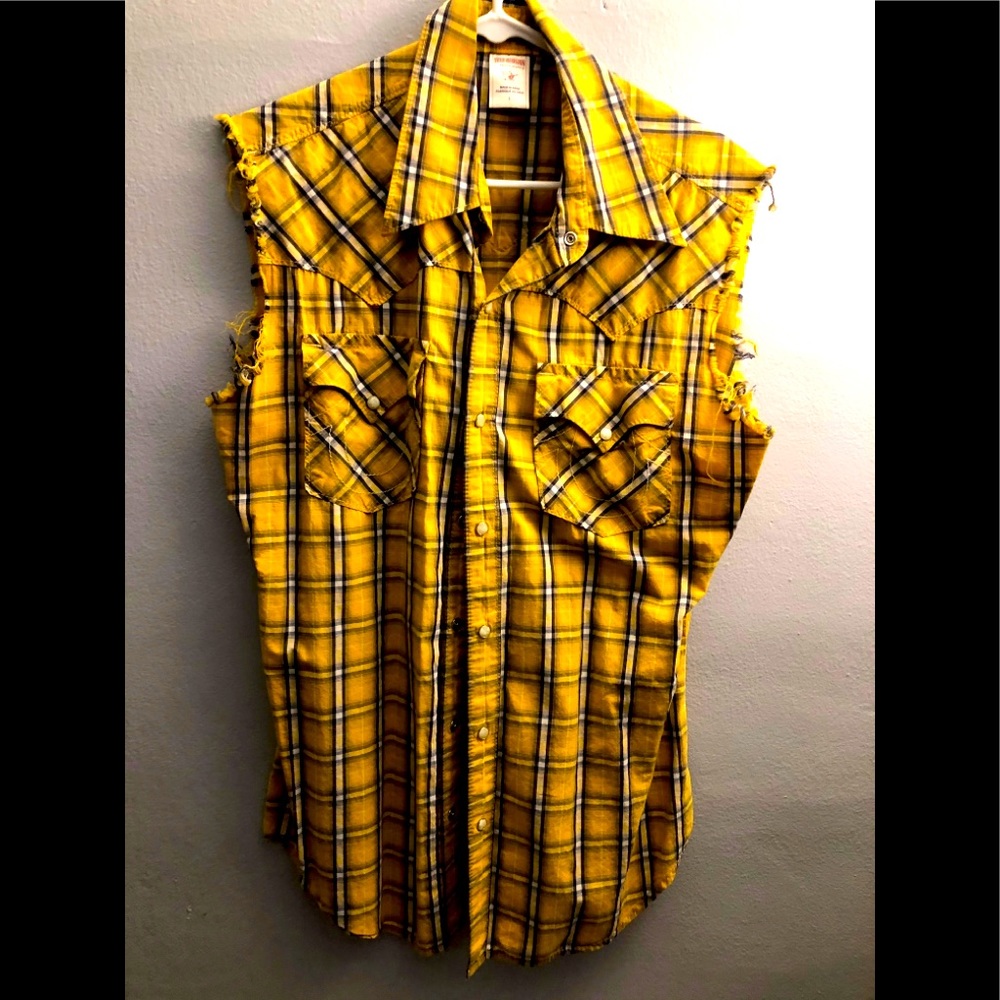 I’m selling a Tru Religion button down!!!